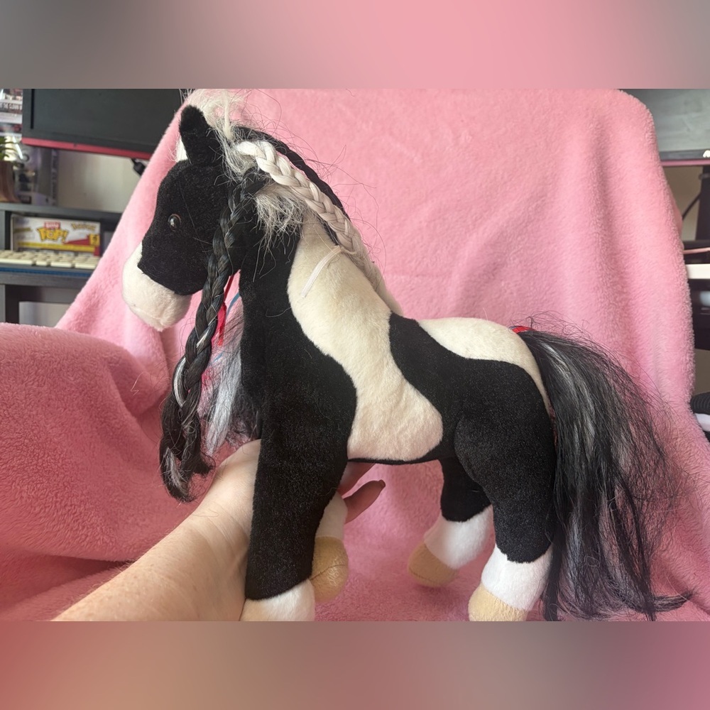 Douglas retired paint horse with ribbons - Picture 5 of 5